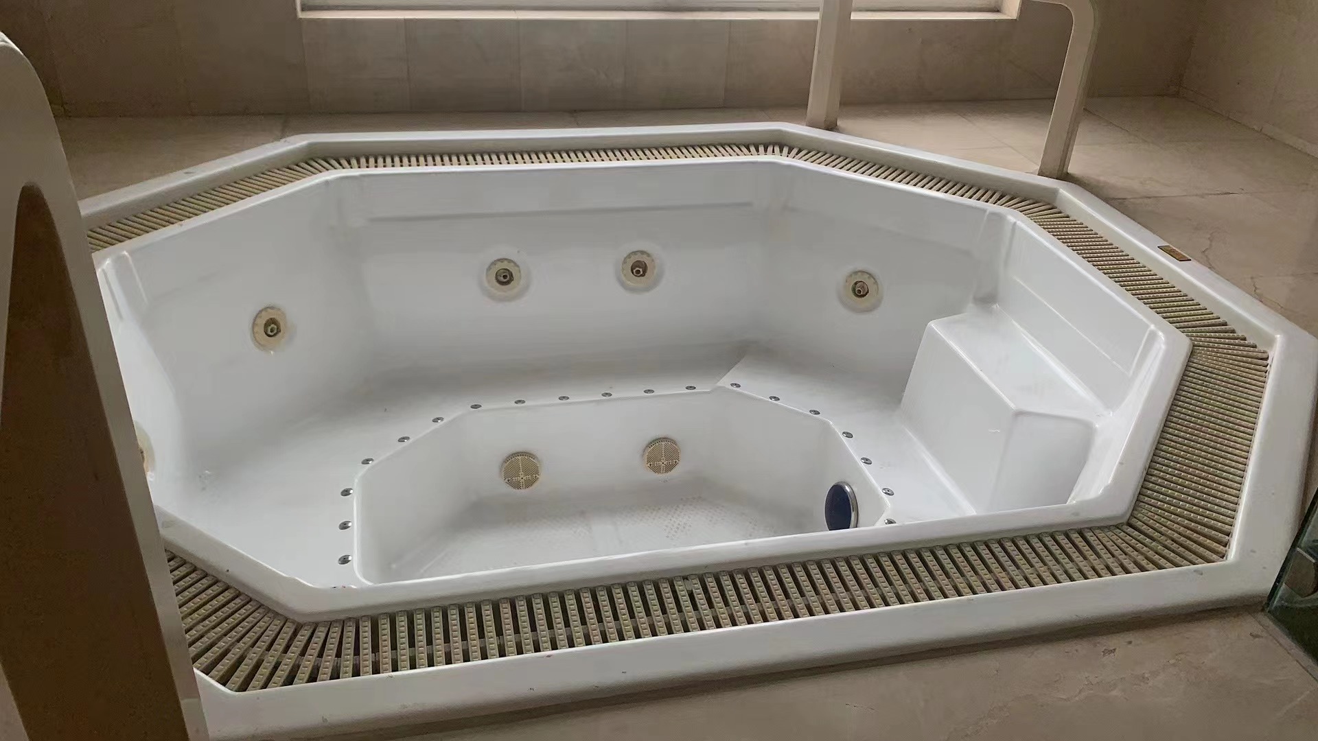 上海INAX伊奈浴缸维修  浴缸漏水维修  浴缸下水更换