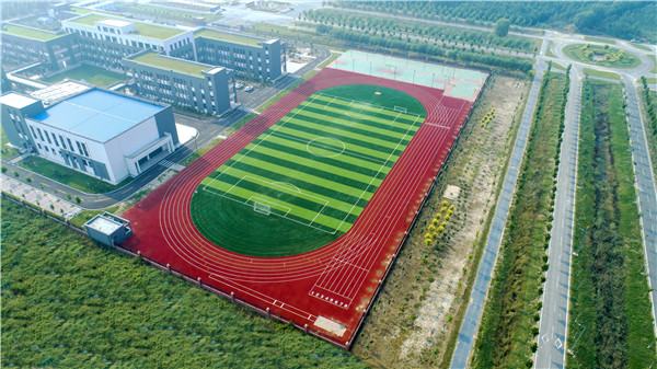 无溶剂全塑型自结纹塑胶跑道有哪些好处  杰锐
