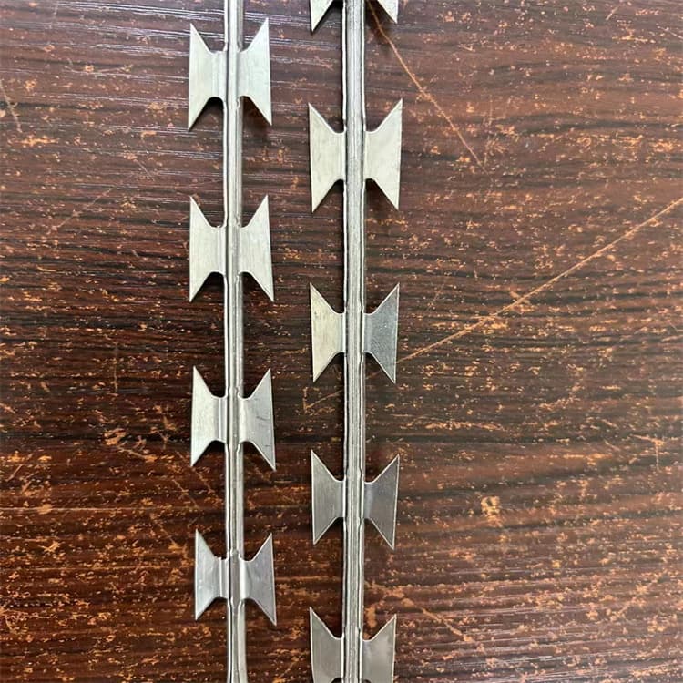 河北电镀锌刀片刺绳厂家供应铁路防护刺绳不锈片刺网