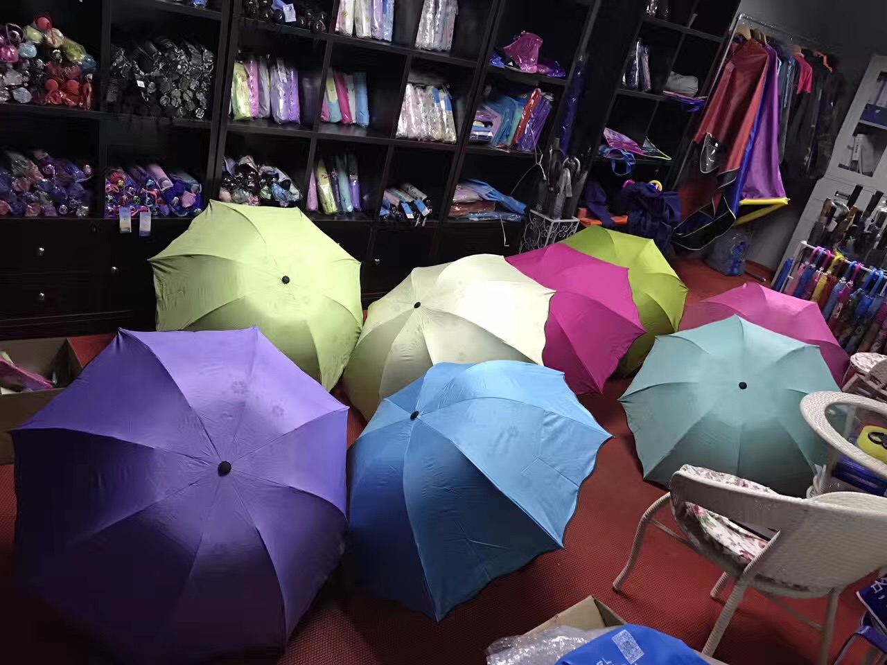 西安雨伞定制 广告礼品伞库房现货定制  广告伞定制  雨衣批发