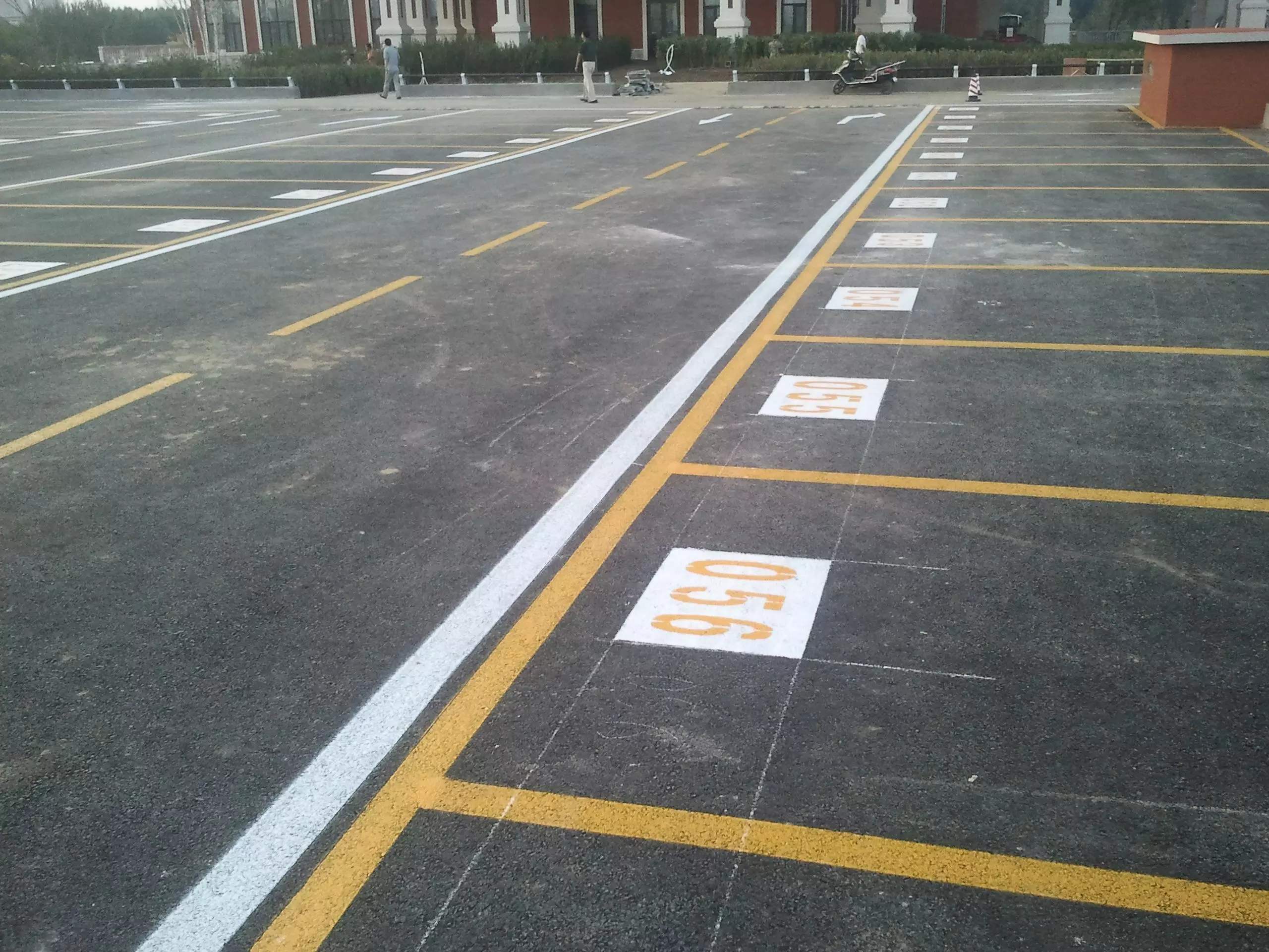 南京地下车库车位尺寸标准是多少-目赏交通  南京道路划线  南京厂区划线  南京停车场划线
