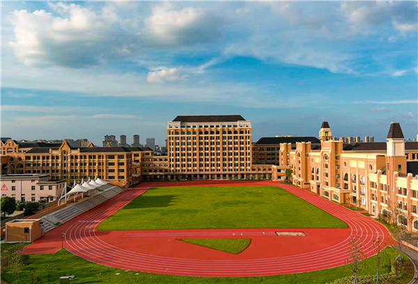 有些塑胶跑道材料在施工后为什么会起泡  杰锐