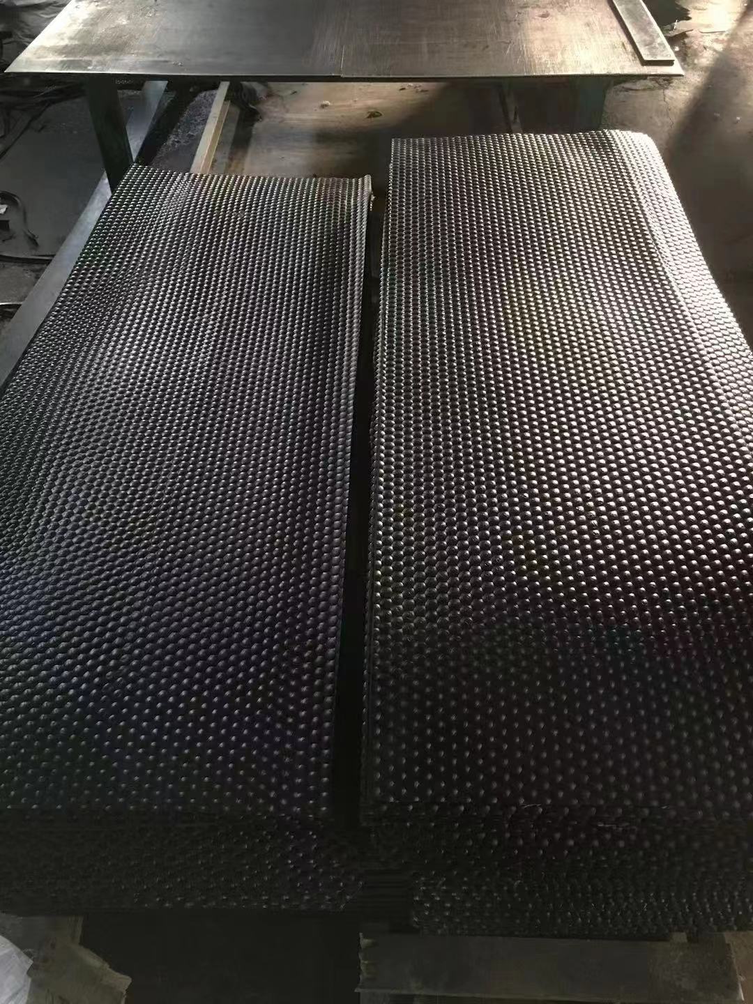 养殖场小猪母猪保温取暖设备橡胶防滑垫  母猪防滑垫  小猪防滑垫