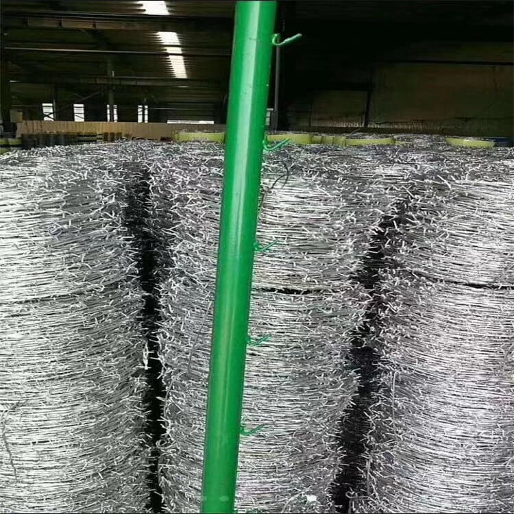 河北刺铁丝隔离栅厂家供应安丘公路铁蒺曲阜带刺铁丝网