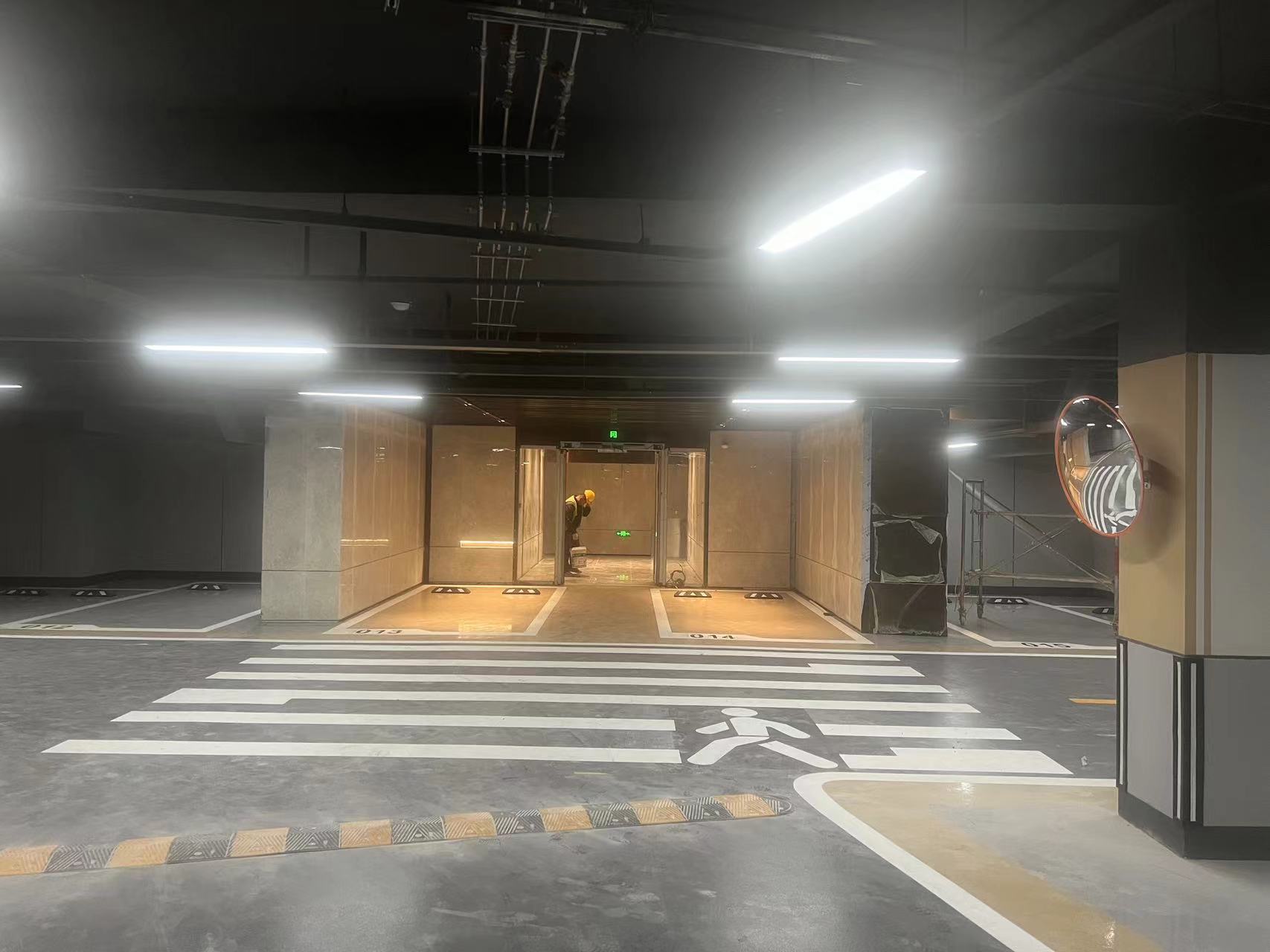 南京地下车库停车场道路划线  南京道路划线  南京停车场划线  南京车位划线