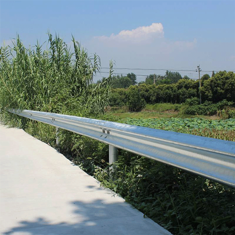 阳江匝道口防撞栏 三波波纹护栏现货直供  三波护栏  阳江波纹护栏