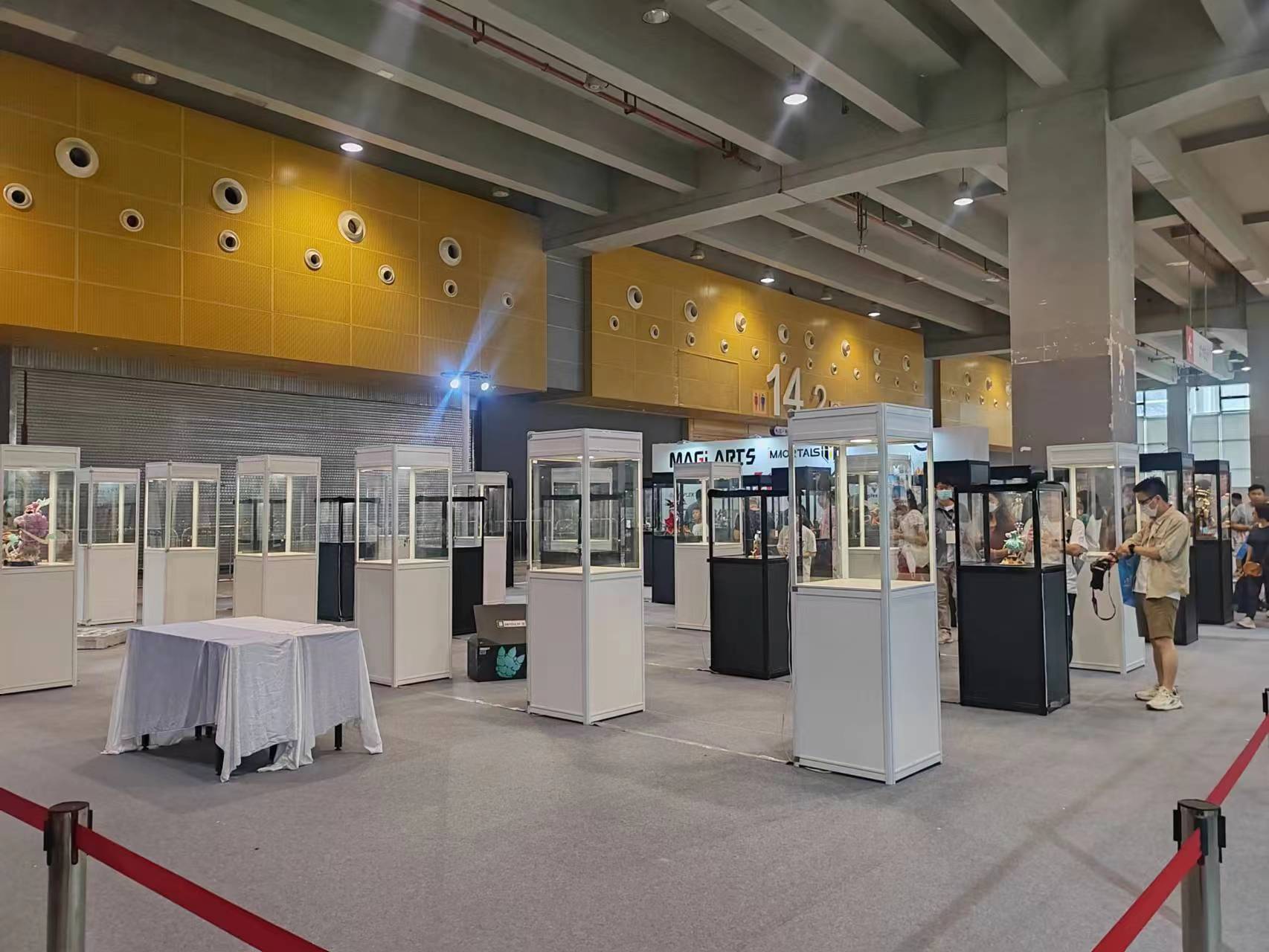 广州精品手办模型玻璃展示柜出租  玻璃柜  精品柜