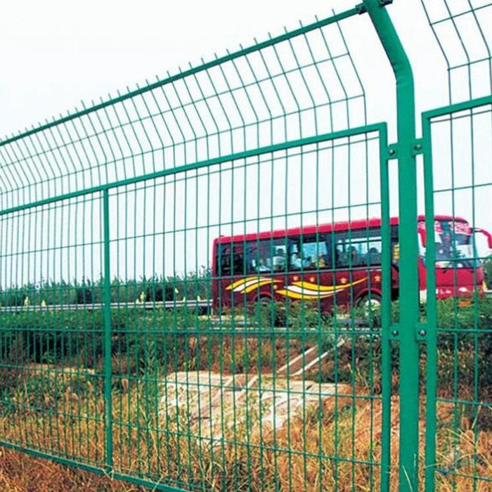 道路隔离栅公路围栏网隔离栅双边浸塑铁丝防护隔离网  双边丝防护网