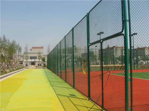 南京球场围栏网浸塑和喷塑不同之处