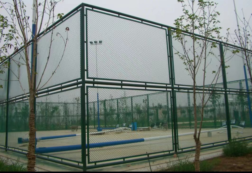 南京球场围栏网浸塑和喷塑不同之处