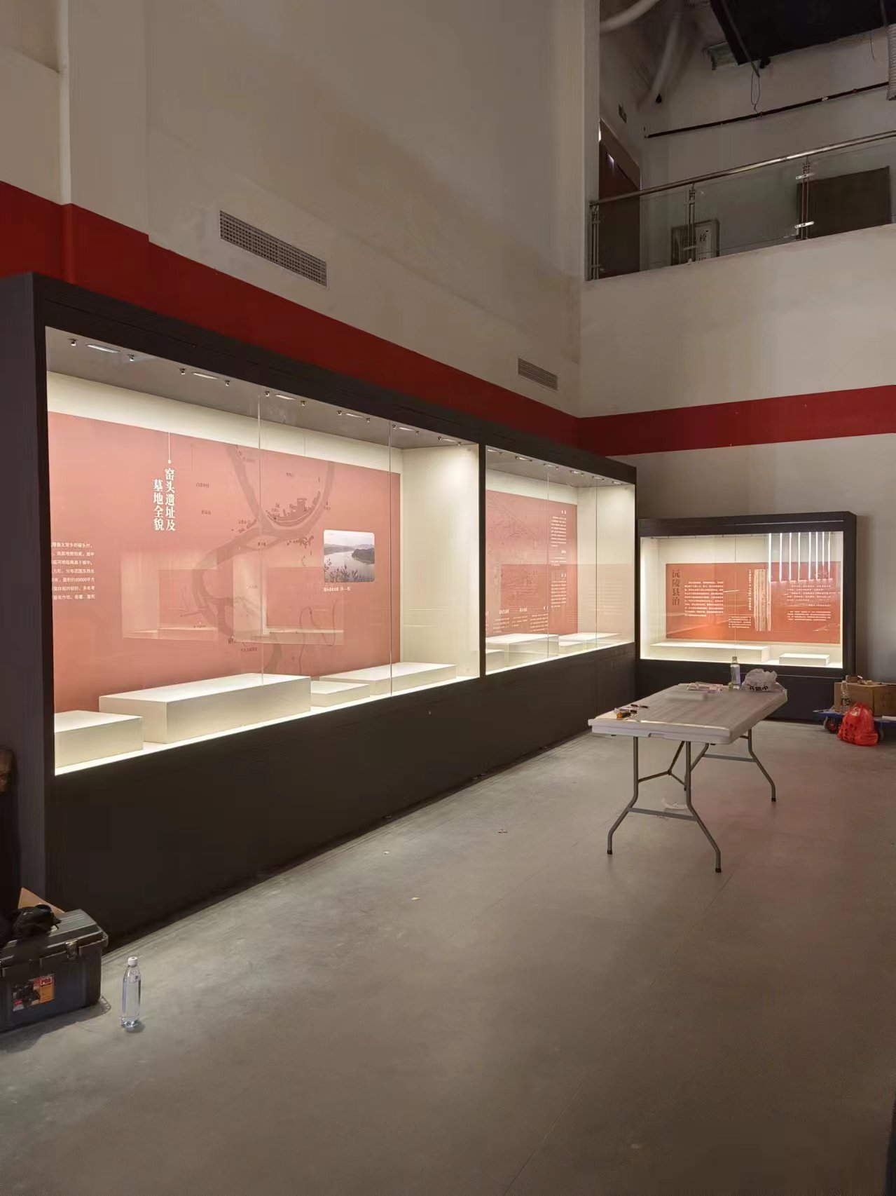 定制大型博物馆展柜沿墙柜-隆城展示生产厂家  定制沿墙柜  展柜厂家