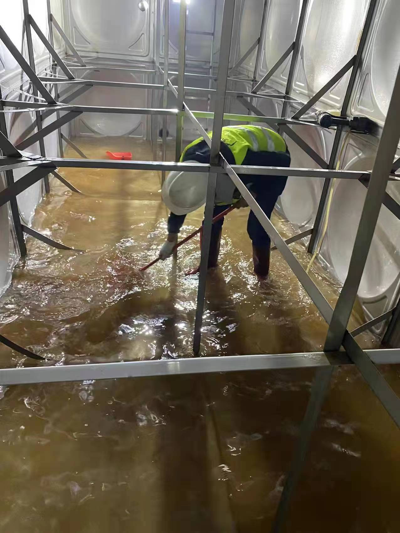 深圳洗水池公司，上门洗水池，楼顶水箱清洗  水池清洗  水箱清洁