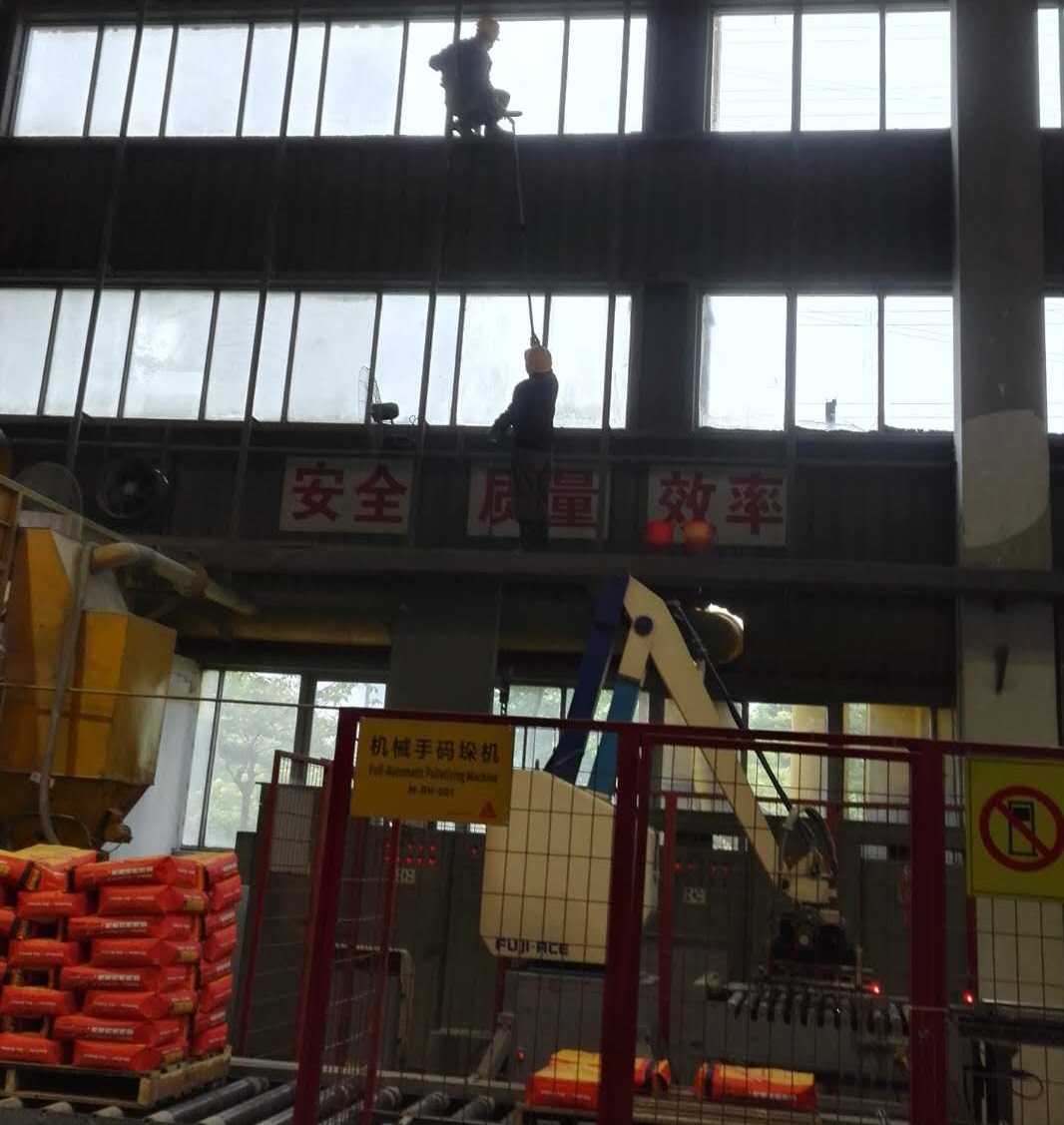 广州南沙洗外墙公司，高空清洗玻璃，广告牌清洁  高空作业  外墙刷洗  高空拆装