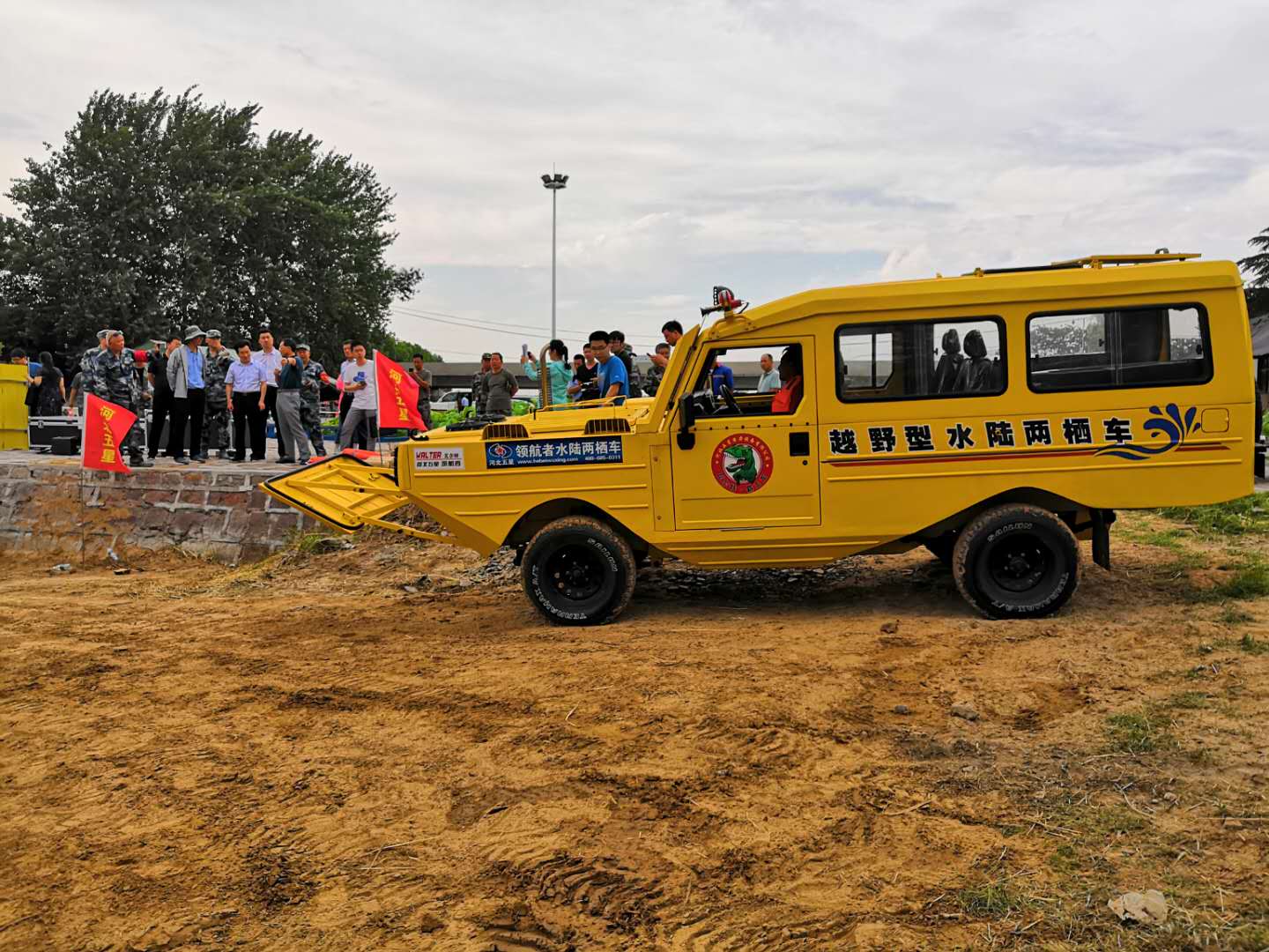 超强通过性！8×8 水陆两栖全地形车供应来袭  防洪  抢险  两栖车