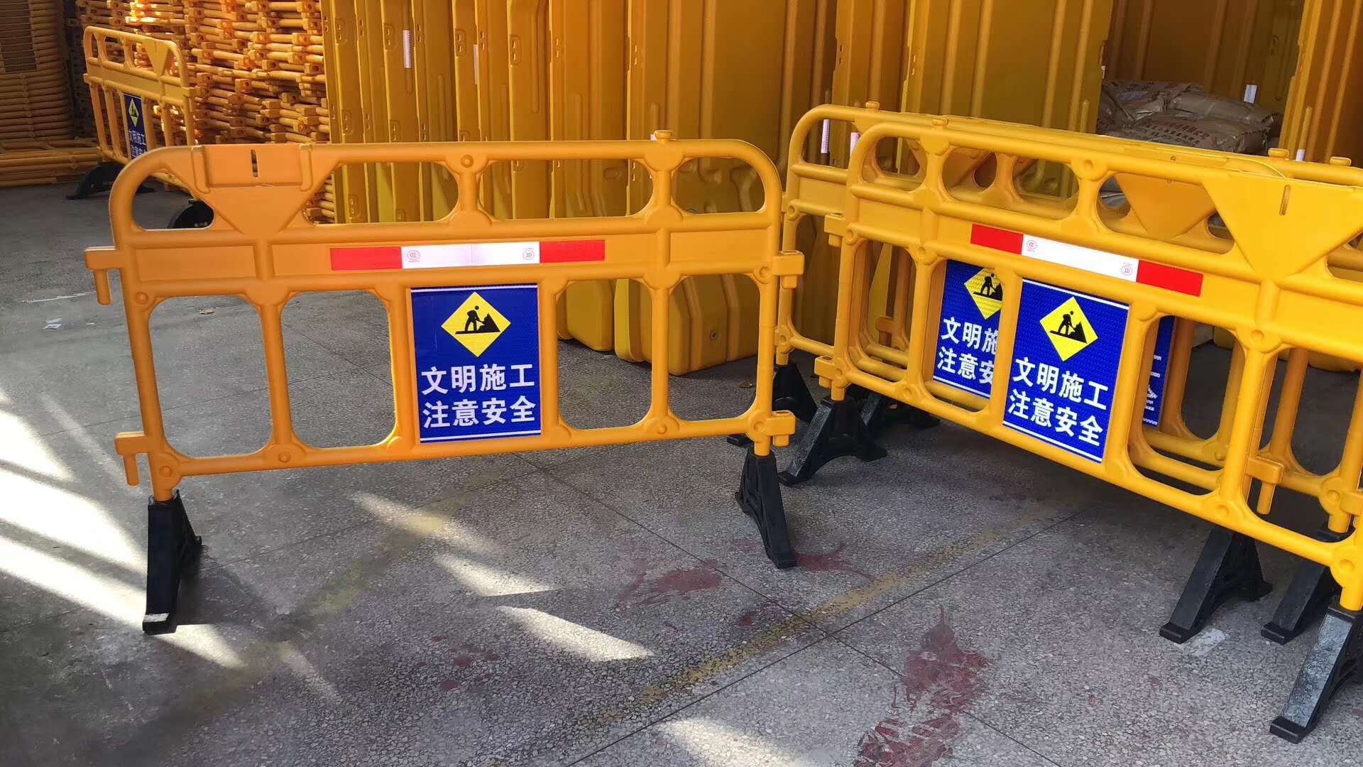吹塑三孔水马规格围挡滚塑防撞桶施工围栏