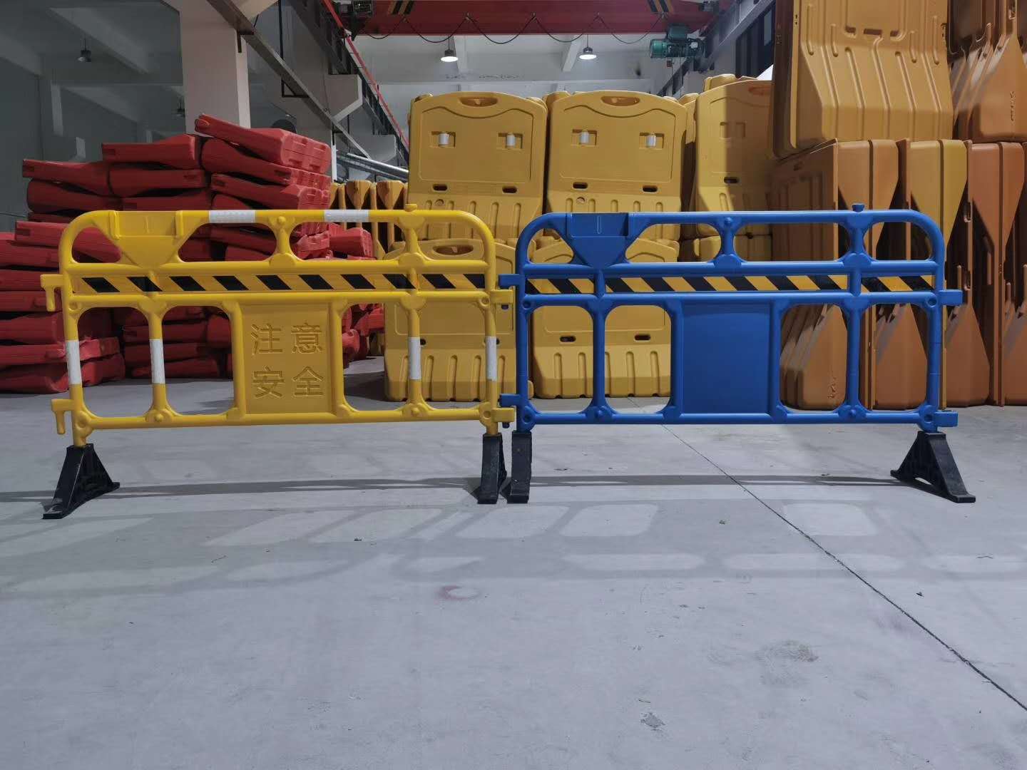 防撞桶三孔水马反光滚塑护栏吹塑施工水马