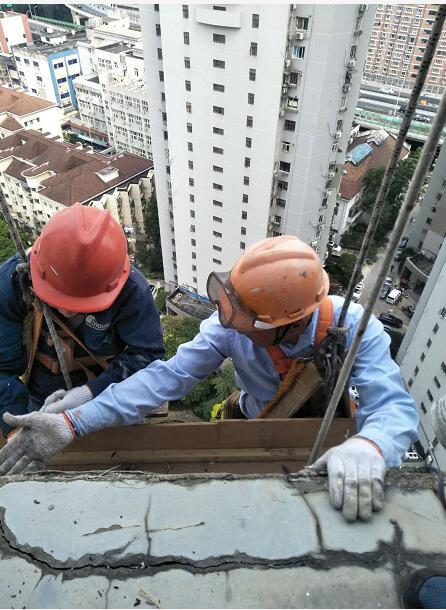 上海晴天修雨漏 外墙高空吊绳做防水  蜘蛛人