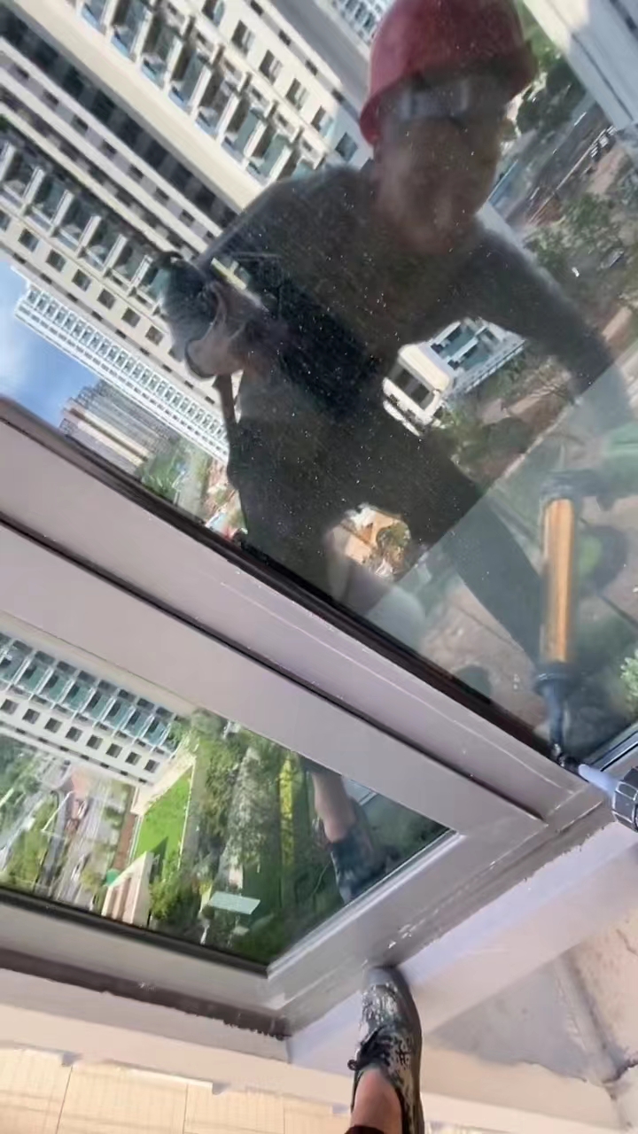 上海外墙窗户上部渗漏开槽切割堵漏做防水  高空  蜘蛛人