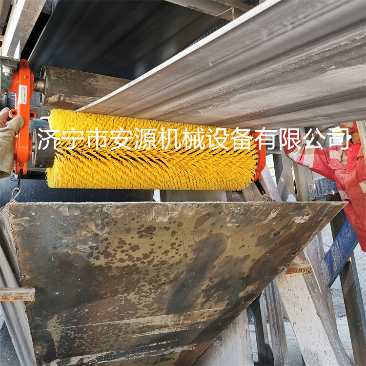 水泥厂 粉料厂传送带电动滚刷清扫器  旋转式毛刷清扫器  水泥厂用滚刷清扫器  无动力毛刷清扫器