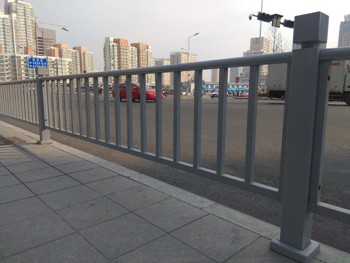 道路中央防护栏路中间安全隔离栏锌钢材质  交通市政护栏  道路安全栏  路中机非护栏