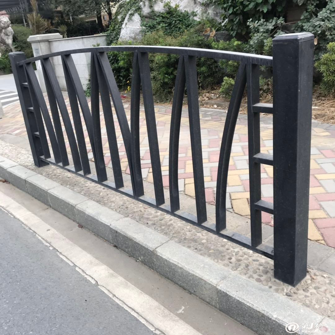 道路中央防护栏路中间安全隔离栏锌钢材质  交通市政护栏  道路安全栏  路中机非护栏
