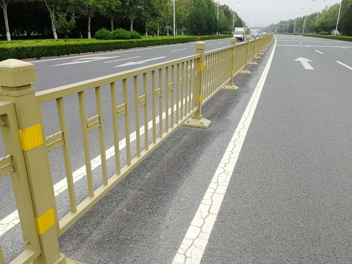 道路中央防护栏路中间安全隔离栏锌钢材质  交通市政护栏  道路安全栏  路中机非护栏