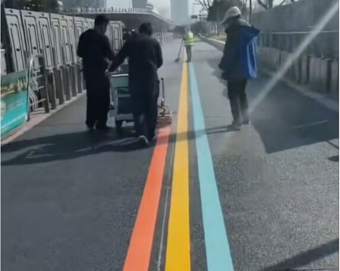 南京三色线划线，彩虹道路中心线划线，红黄蓝三色划线  南京彩虹线划线  南京彩虹三色线
