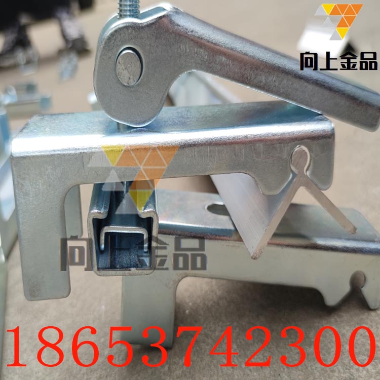 固定防溢裙板不锈钢夹持器，M16螺栓紧固配套40*40角铝&nbsp;&nbsp;裙板镀锌夹持器&nbsp;&nbsp;M12/M16夹持器